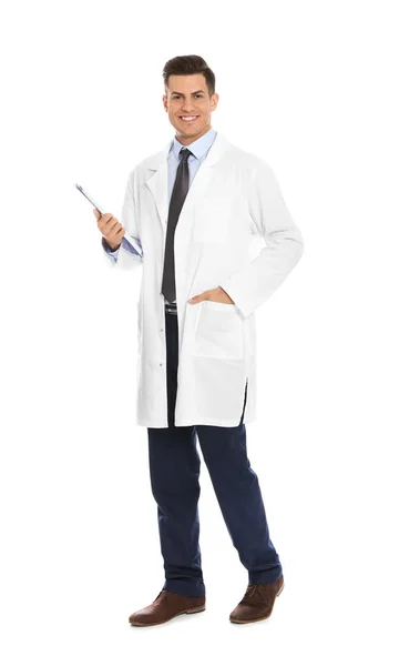 Portrétní portrét lékaře se schránkou izolovanou na bílém — Stock fotografie