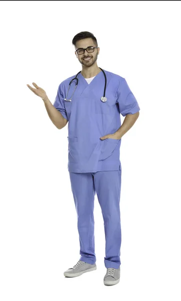 Beyaz üzerinde izole stetoskop ile tıbbi doktor tam uzunlukta portre — Stok fotoğraf