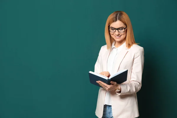 Potret guru cantik dengan buku di dekat papan tulis, ruang untuk teks — Stok Foto