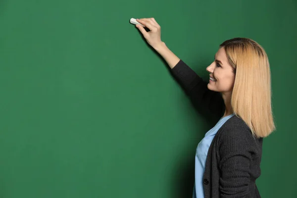 Güzel öğretmen tebeşir tahtası, metin için alan üzerine yazma — Stok fotoğraf