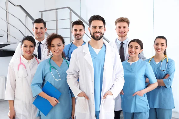 Equipo de trabajadores médicos en el hospital. Concepto de unidad — Foto de Stock