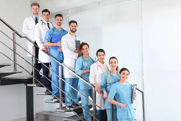 Team medizinischer Mitarbeiter im Krankenhaus. Einheitskonzept — Stockfoto