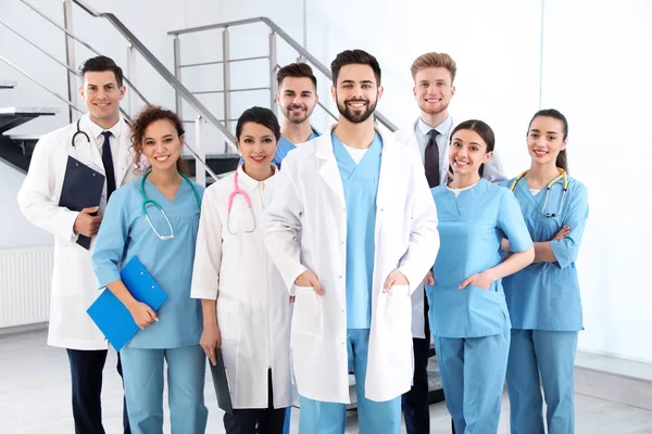 Equipo de trabajadores médicos en el hospital. Concepto de unidad — Foto de Stock