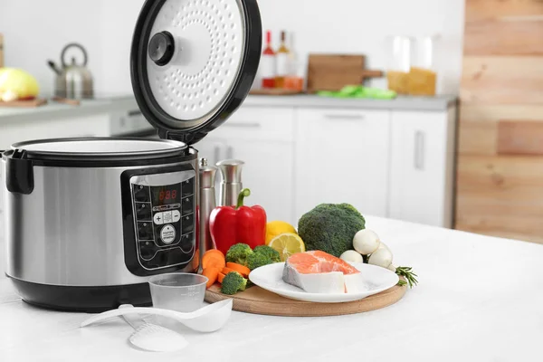 Multi cuisinière moderne et produits sur table de cuisine — Photo