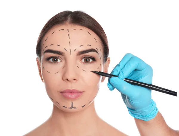 Arts tekenen Marks op gezicht van de vrouw voor cosmetische chirurgie operatie tegen witte achtergrond — Stockfoto