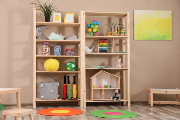 Хранение игрушек в красочной детской комнате. Идея для дизайна интерьера — стоковое фото