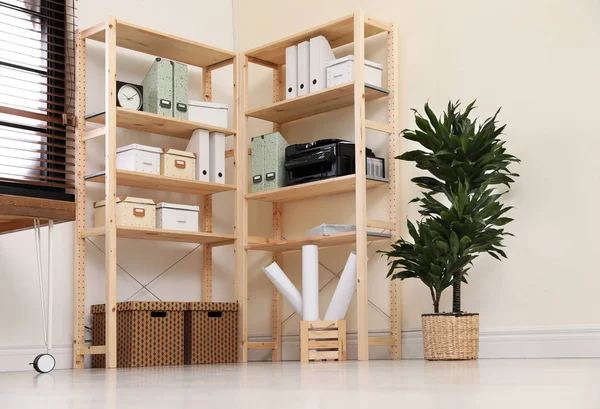 Moderno local de trabalho doméstico com armazenamento de madeira. Idéia para design de interiores — Fotografia de Stock