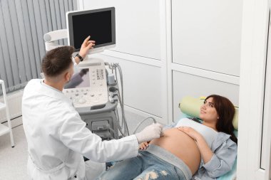 Modern klinikte ultrason tarama geçiren genç hamile kadın