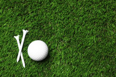 Golf topu ve suni çim üzerinde tees, metin için alan ile üst görünümü