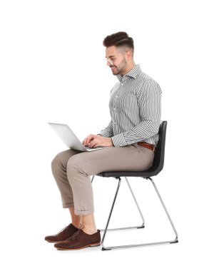 Beyaz arka planda laptop ile mutlu adam