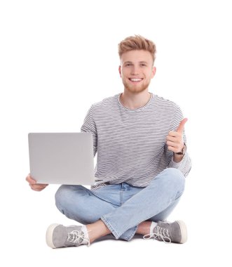 Beyaz arka planda laptop ile mutlu adam