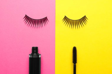 Renk arka planda yanlış kirpik ve maskara, düz yatıyordu