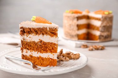 Beyaz mermer masada lezzetli krem ile tatlı havuç kek