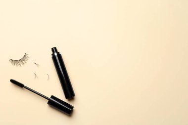 Işık arka planda yanlış kirpik ve maskara, düz yatıyordu. Metin alanı