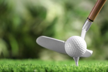 Bulanık arka plan, metin için alan karşı suni çim üzerinde kulüp ile golf topu vurmak