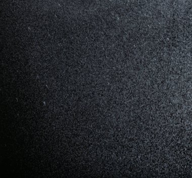 Karanlık arka plana karşı düşen yağmur damlaları