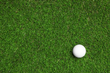 Yeşil suni çim golf topu, metin için alan ile üst görünümü