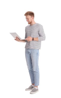 Beyaz arka planda laptop ile mutlu adam