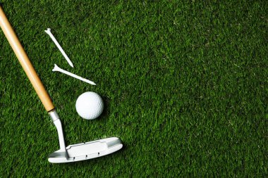 Golf topu, kulüp ve suni çim üzerinde tees, metin için alan ile üst görünümü