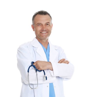 Beyaz arka planda üniformalı deneyimli Doktor portresi. Tıbbi Servis