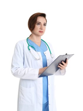 Beyaz arka planda üniformalı deneyimli Doktor portresi. Tıbbi Servis