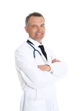 Beyaz arka planda üniformalı deneyimli Doktor portresi. Tıbbi Servis