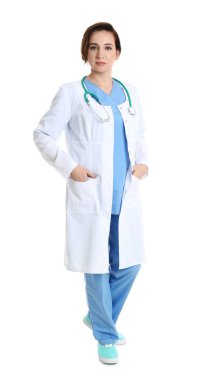 Tam uzunlukta portre deneyimli doktor beyaz arka planda üniforma. Tıbbi Servis