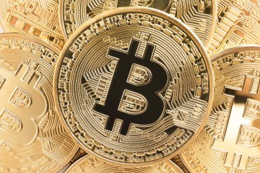 Arka plan olarak parlak altın Bitcoins, çekim görünümü. Dijital para birimi