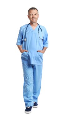 Tam uzunlukta portre deneyimli doktor beyaz arka planda üniforma. Tıbbi Servis