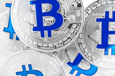 Arka plan olarak parlak gümüş Bitcoins, çekim görünümü. Dijital para birimi