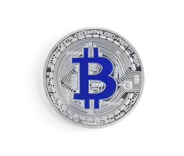 Beyaz, üst görünümde izole Bitcoin. Dijital para birimi