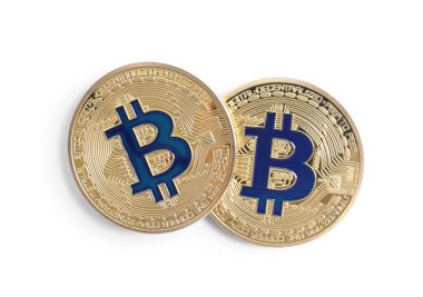 Beyaz, üst görünümde izole Bitcoins. Dijital para birimi