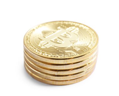 Beyaz üzerinde izole Bitcoins yığını. Dijital para birimi