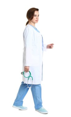 Tam uzunlukta portre deneyimli doktor beyaz arka planda üniforma. Tıbbi Servis