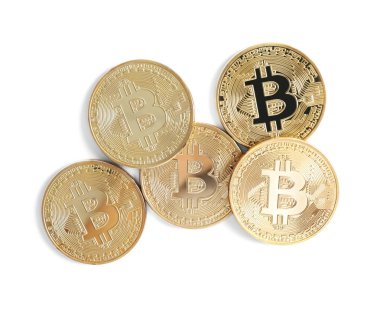 Beyaz, üst görünümde izole Bitcoins yığını. Dijital para birimi