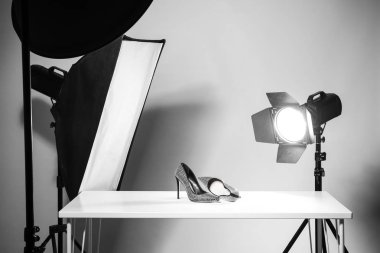 Stüdyoya şık ayakkabılar çekmek için hazırlanan profesyonel fotoğrafçılık ekipmanları