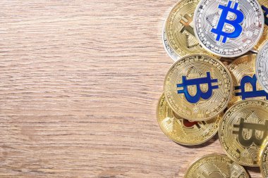 Parlak bitcoins ve ahşap arka plan metin için alan, düz yatıyordu. Dijital para birimi