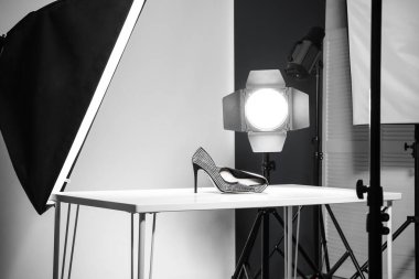 Stüdyoya şık ayakkabılar çekmek için hazırlanan profesyonel fotoğrafçılık ekipmanları