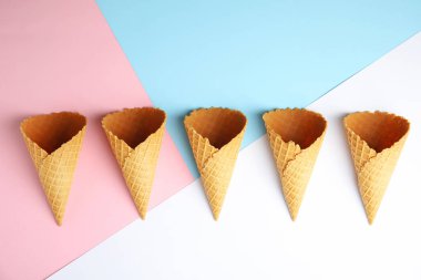 Renk arka plan üzerinde boş gofret dondurma konileri, düz yatıyordu