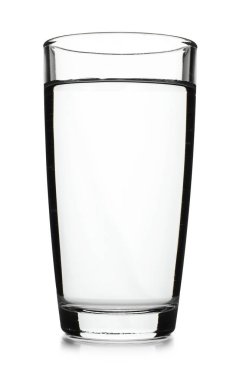 Beyaz arka planda soğuk berrak su bir bardak. Serinletici içecek