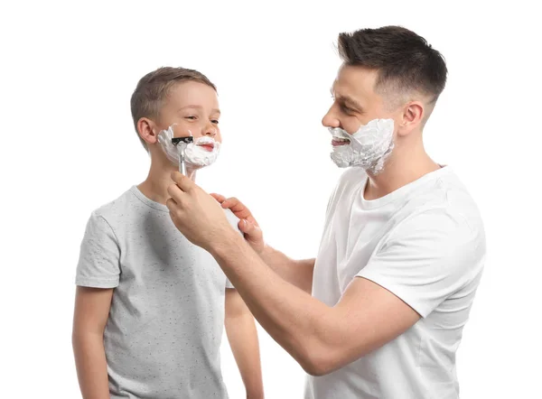 Tata udaje się golić jego małego syna na białym tle — Zdjęcie stockowe