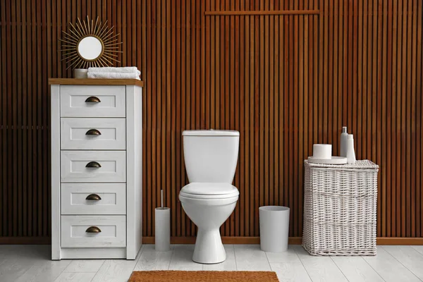 Vaso sanitário de cerâmica em casa de banho elegante. Idéia para design de interiores — Fotografia de Stock
