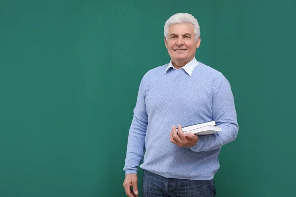 Портрет старшего учителя с книгами на зеленой доске, место для текста — стоковое фото