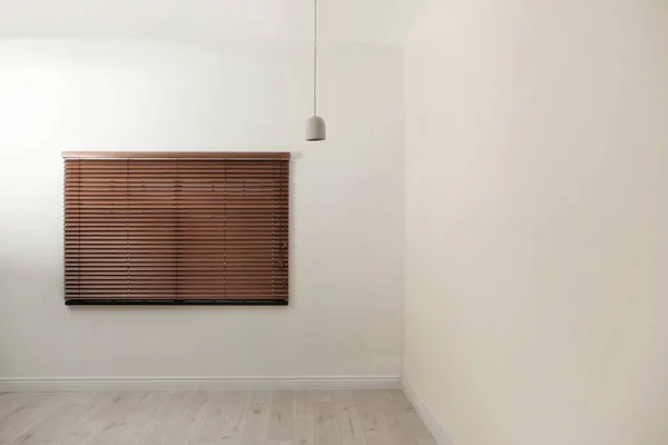 屋内に閉じたスタイリッシュな木製ブラインドが付いているモダンな窓。テキスト用のスペース — ストック写真