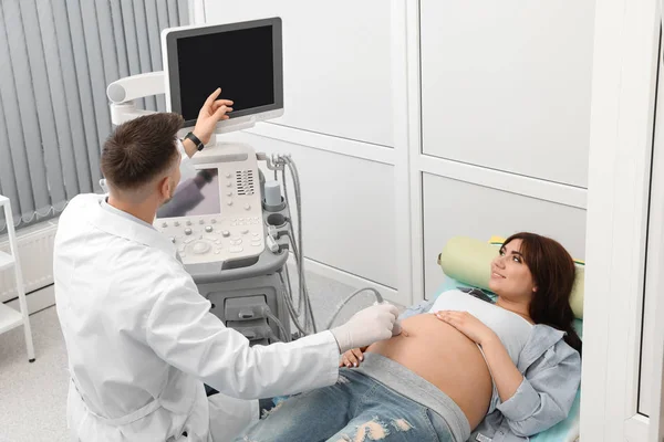 Jeune femme enceinte faisant l'objet d'une échographie en clinique moderne — Photo