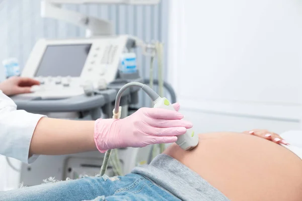 Junge Schwangere unterzieht sich in moderner Klinik einer Ultraschalluntersuchung — Stockfoto