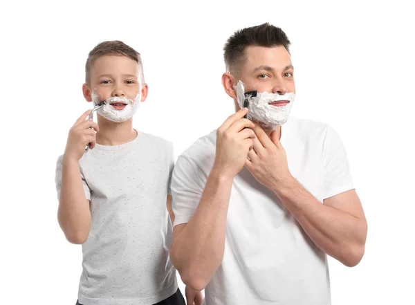 Tata golenie i syn naśladując go na białym tle — Zdjęcie stockowe