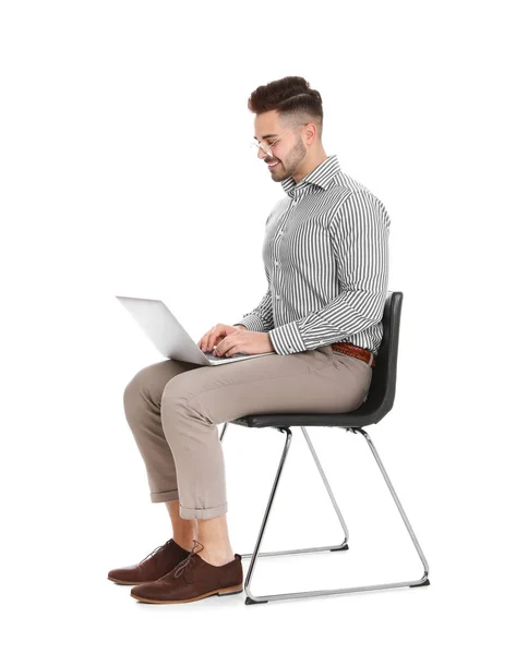 Hombre feliz con portátil sobre fondo blanco — Foto de Stock