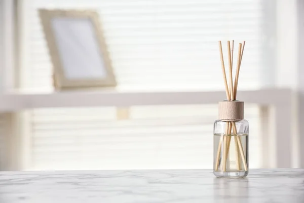 Reed aromático ambientador na mesa branca em casa, espaço para texto — Fotografia de Stock