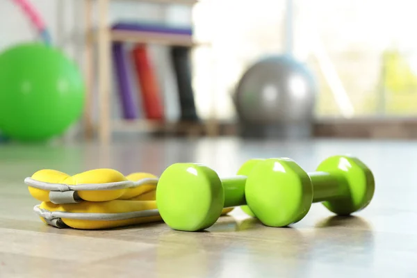 Fitness inventaris op de vloer in ruime Gym, ruimte voor tekst. Revalidatie geneeskunde — Stockfoto